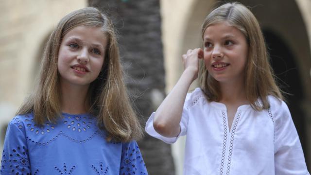 La Princesa Leonor y la infanta Sofía en el palacio de la Almudaina en Palma.