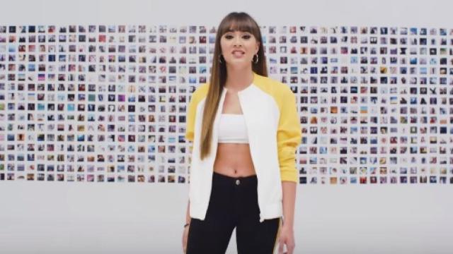 Aitana luciendo la chaqueta de 'Stradivarius' en el videoclip de 'Teléfono'.