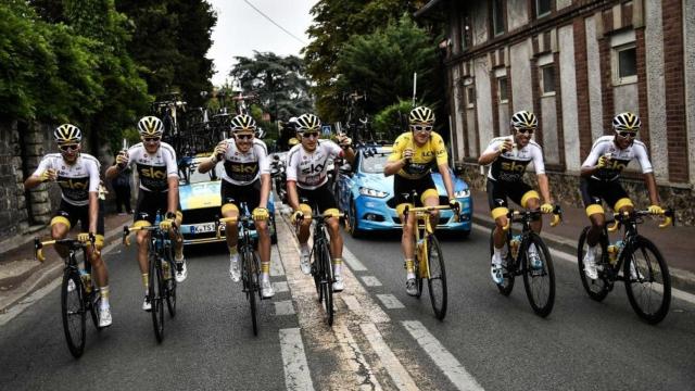 El equipo Sky, celebrando el Tour 2008. Foto: EFE