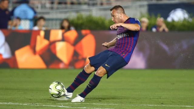 Arthur dispara a puerta con el Barcelona