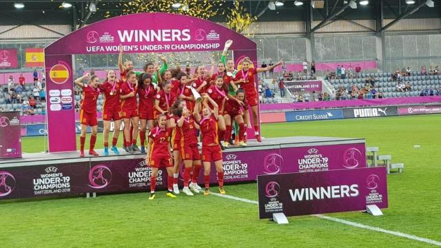 España Sub 19 femenino, celebrando el Europeo.