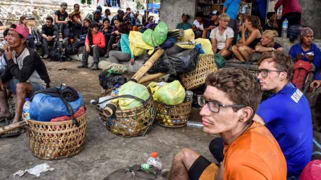 Varios alpinistas descansan tras bajar el monte Rinjani