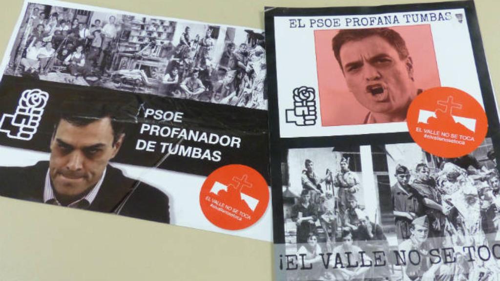 Carteles que han aparecido pegados en la sede socialista de Guadalajara