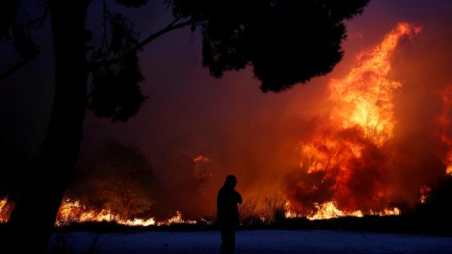 Los bomberos tratan de contener las llamas.