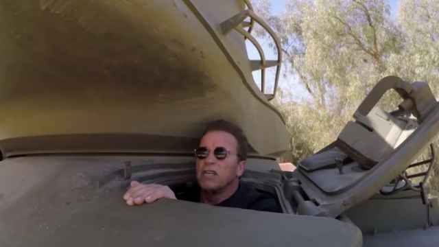 Schwarzenegger aplasta una limusina con un tanque porque él es Terminator