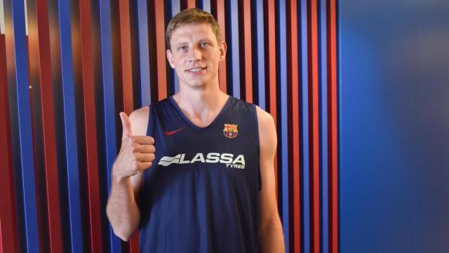 Artem Pustovyi, tras fichar por el Barcelona Lassa. Foto: Twitter (FCBbasket)