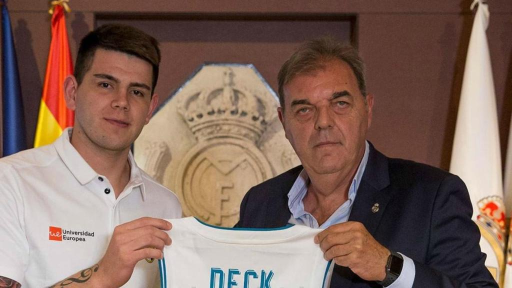 Deck, presentado con el Real Madrid, junto a Juan Carlos Sánchez