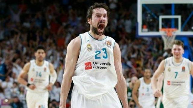 Llull celebra una canasta con el Real Madrid