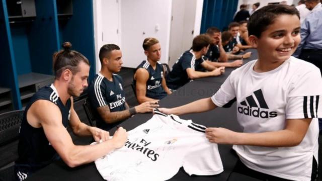 Sesión de autógrafos del Real Madrid