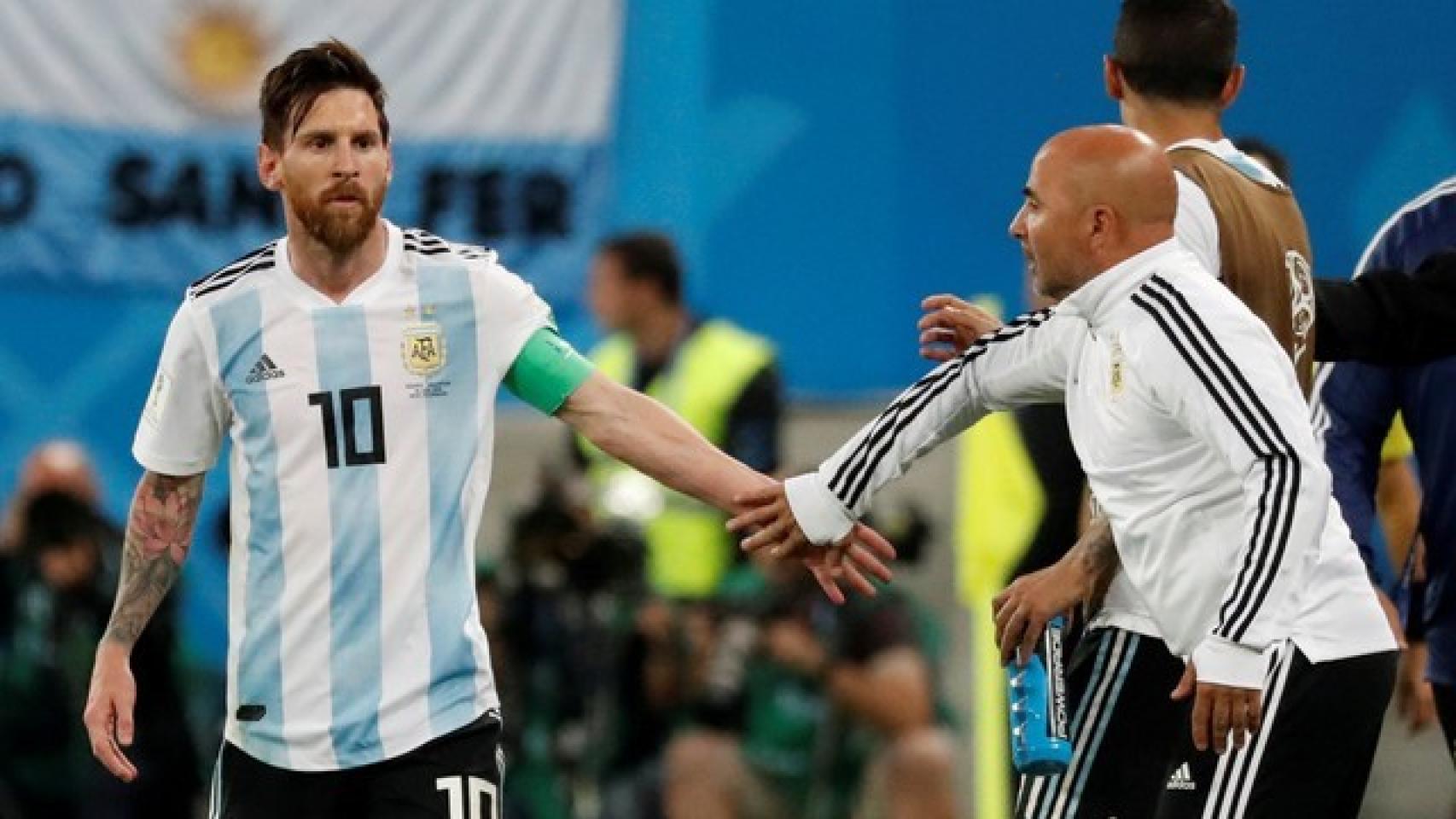 Messi dando la mano a Sampaoli durante un partido del pasado Mundial