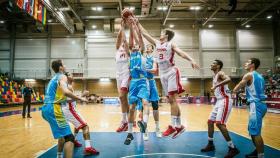 Acción del partido entre España y Ucrania en el Europeo sub-18. Foto: Twitter (@baloncestofeb)