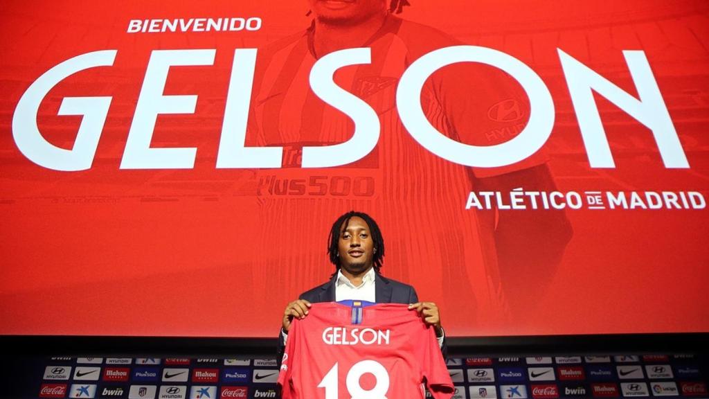 Gelson Martins, posando con su nueva camiseta. Foto: Twitter (@Atleti)