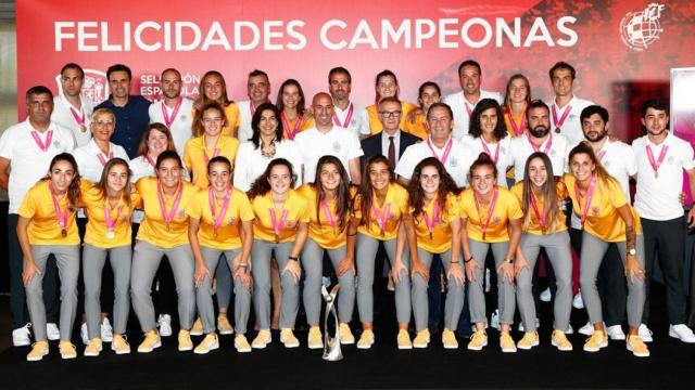 Las campeonas de Europa Sub19 posan en la Federación tras ganar el Europeo. Foto: rfef.es