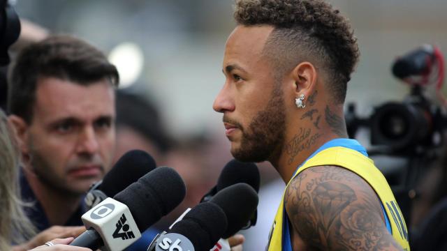 Neymar hablando ante los medios de comunicación en un acto deportivo