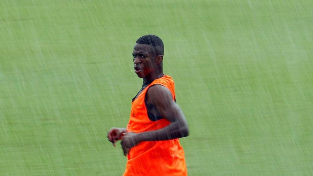 Vinicius durante un entrenamiento con lluvia del Real Madrid