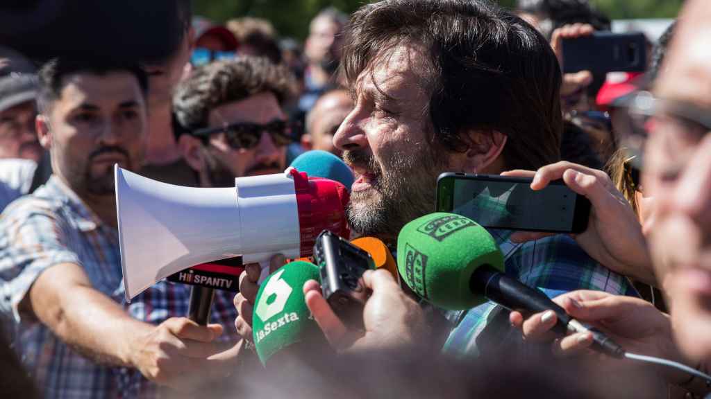 Rafa Mayoral, en el Paseo de la Castellana este martes dirigiéndose a los taxistas.