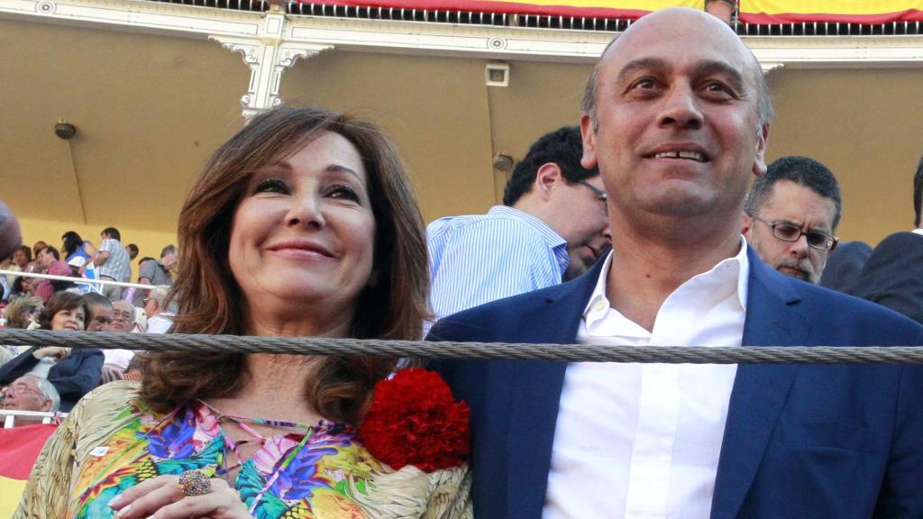 Ana Rosa y Juan Muñoz en una foto de archivode 2012 viendo los toros.