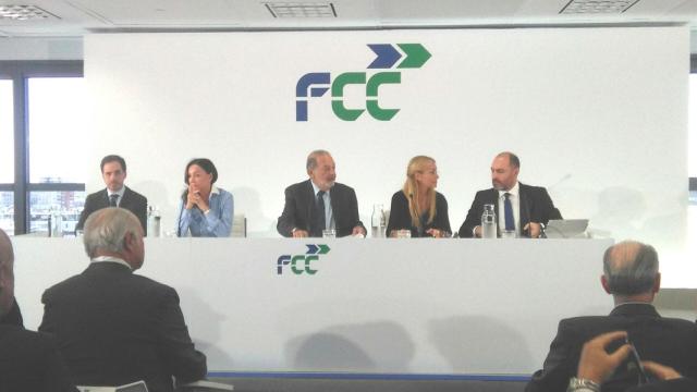 El magnate Calos Slim (en el centro) en la rueda de prensa de FCC.