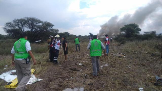 Los servicios de emergencia acuden a la zona donde se ha estrellado el avión de Aeromexico.