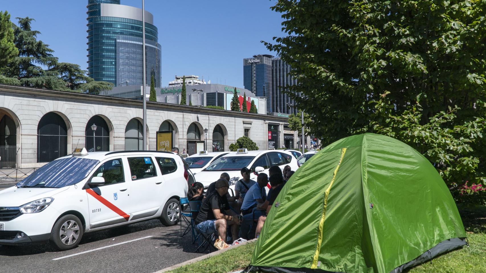 Las tiendas han ocupado el Paseo de la Castellana, desde el Gregorio Marañón hasta el Santiago Bernabéu.