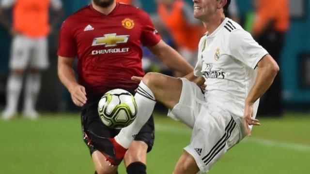 Odriozola controla un balón en el partido frente al Manchester United