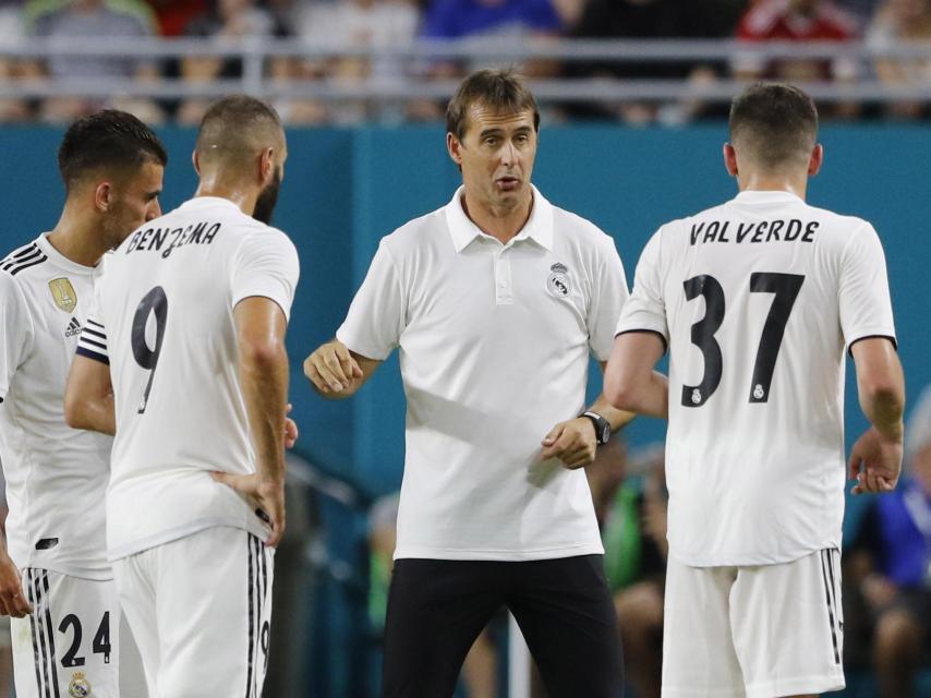 Lopetegui conversando con Benzema, Ceballos y Valverde durante un partido del Madrid