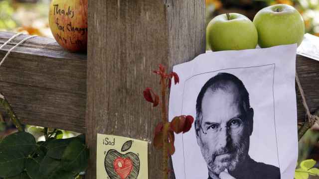 Un homenaje en el exterior de la casa de Steve Jobs en California