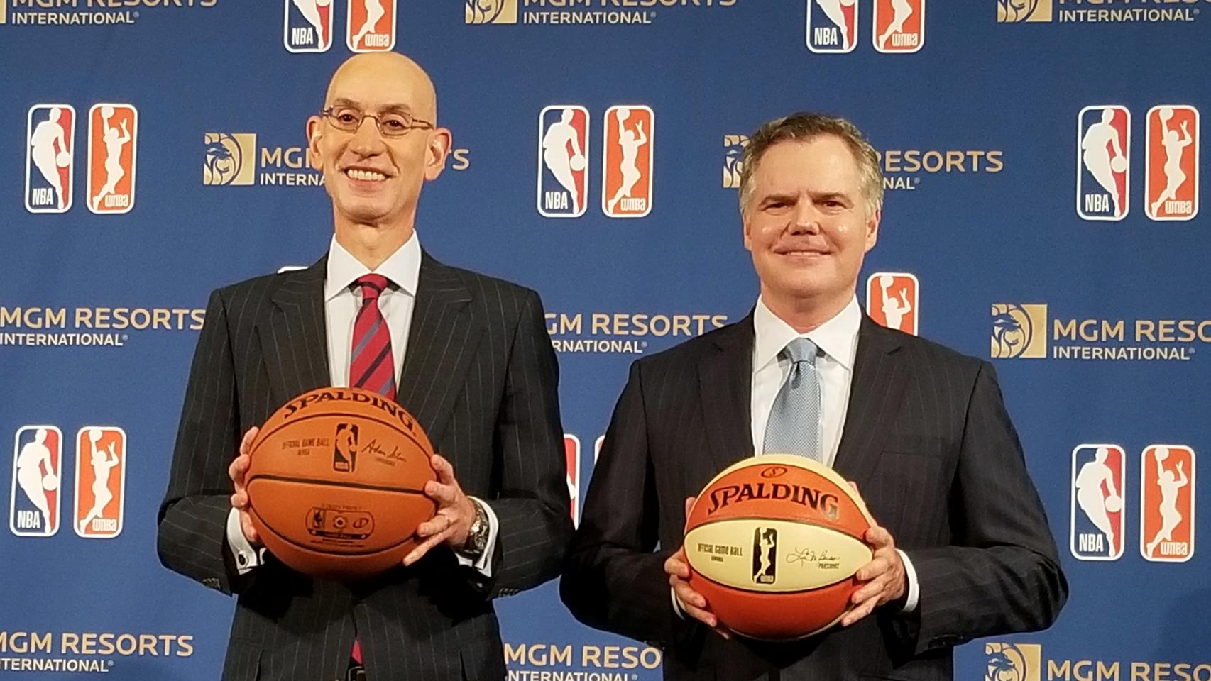 El comisionado de la NBA, Adam Silver, y el gerente general de MGM Resorts International, Jim Murren, posan en una conferencia de prensa