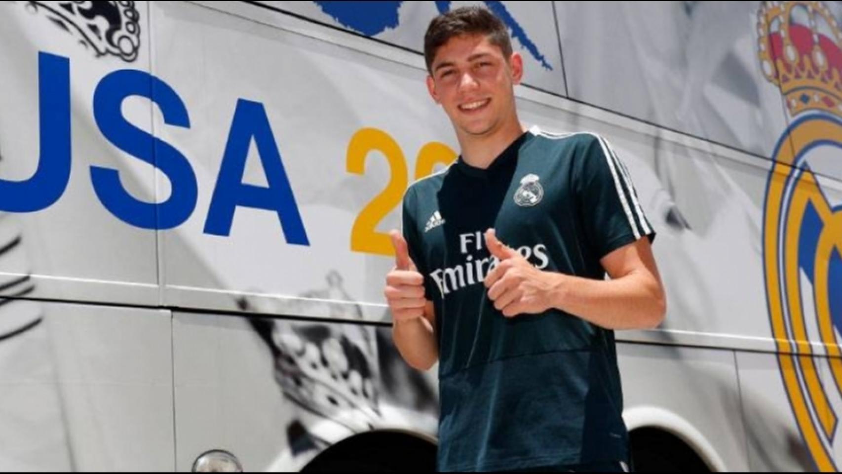 Fede Valverde posa con la camiseta del Real Madrid