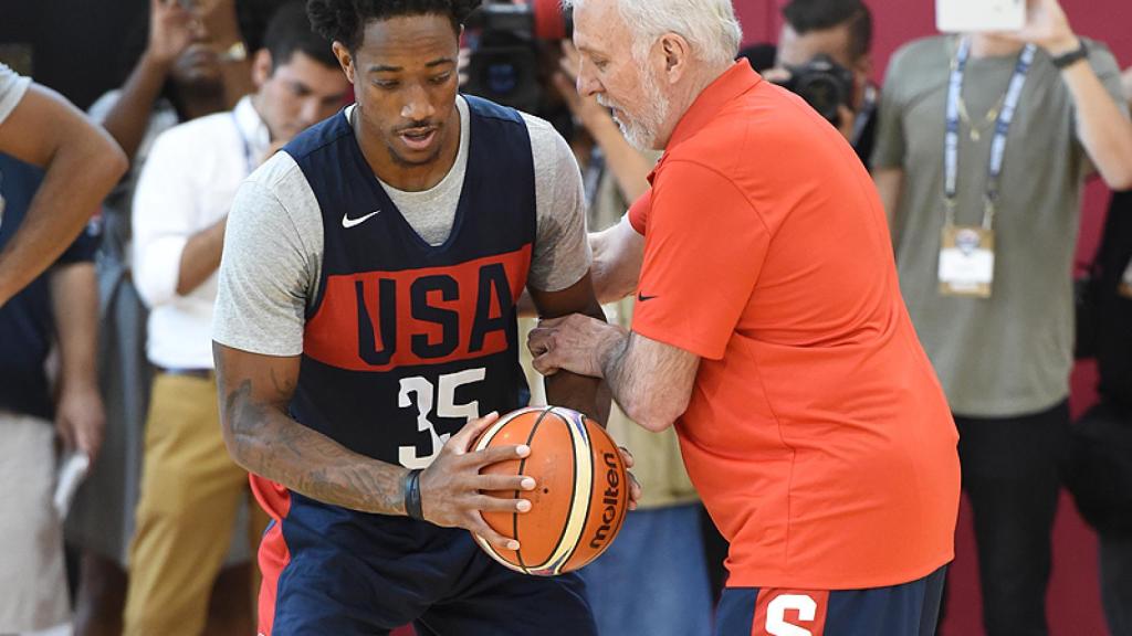 Popovich y Demar DeRozan en el Training Camp de Las Vegas. Foto: www.usab.com