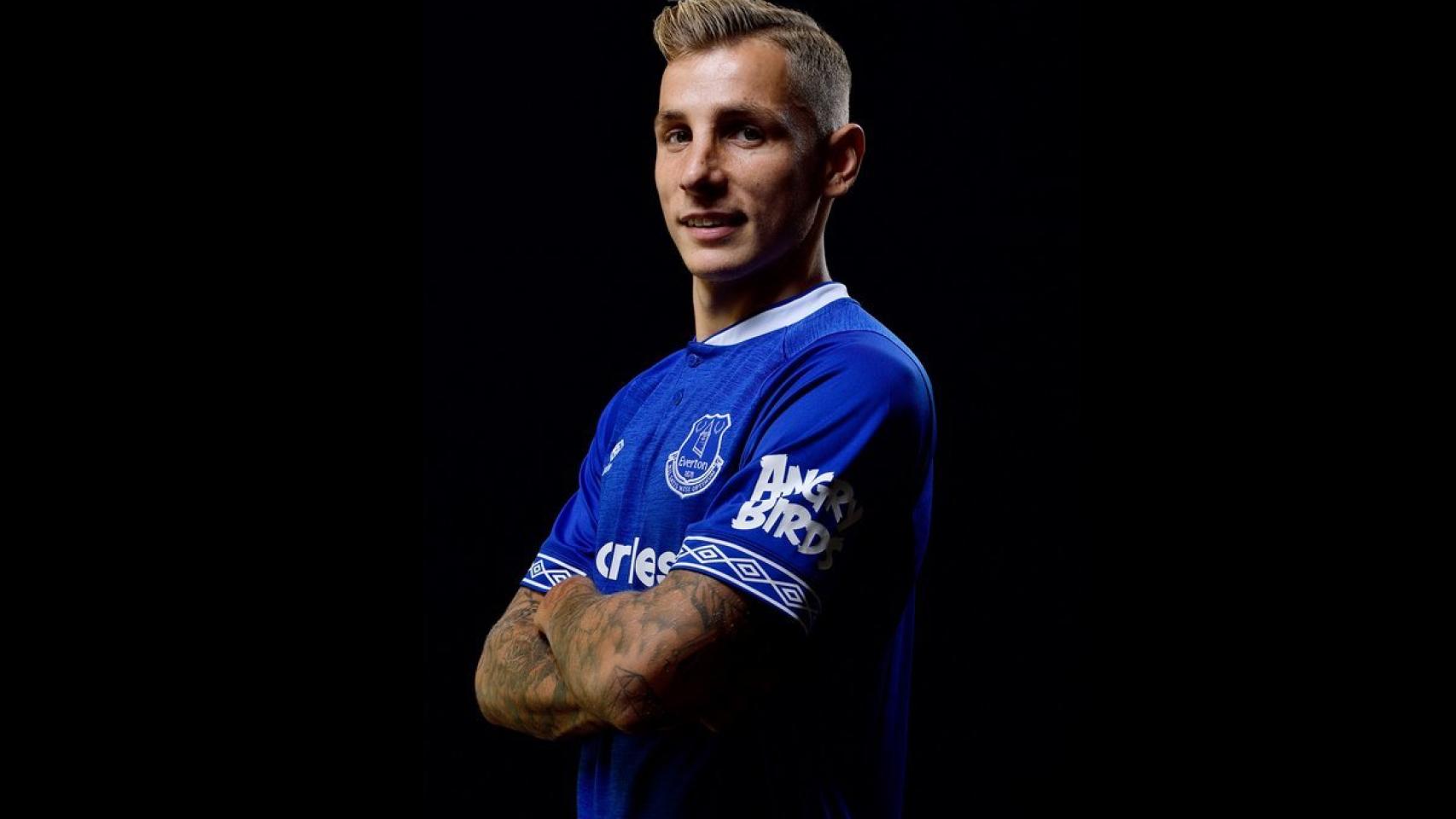 Digne posa con la camiseta del Everton. Foto: Twitter (@Everton)