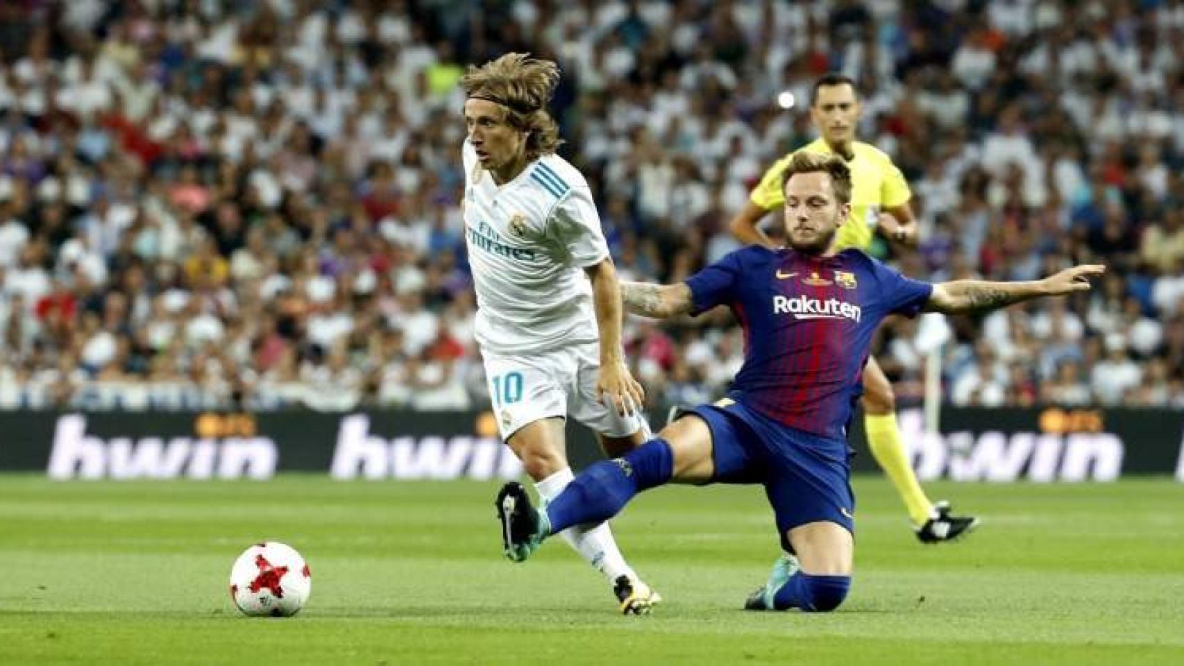 Modric y Rakitic luchan por el balón en uno de los clásicos de la pasada temporada. Foto: EFE