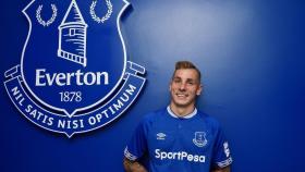 Digne posa ante el escudo de su nuevo equipo. Foto: Twitter (@Everton)