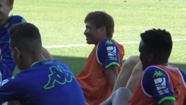 Takashi Inui en el entrenamiento del Betis