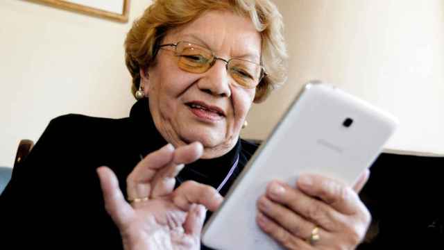 Una señora usando el móvil en imagen de archivo.