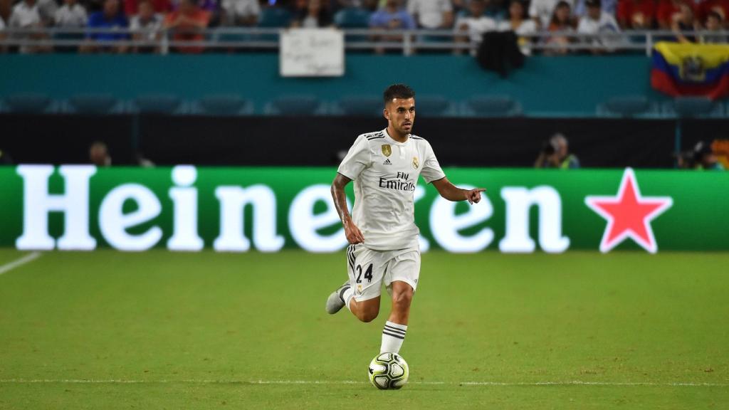 Dani Ceballos, subiendo el balón