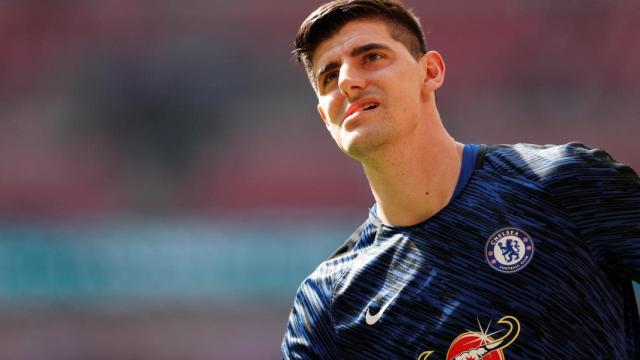 Courtois, observando pensativo durante un partido del Chelsea