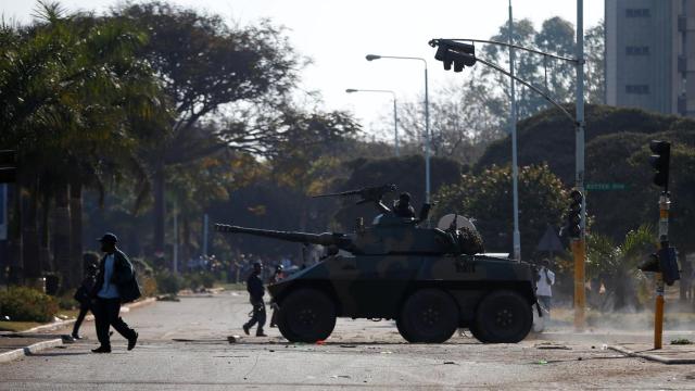 Los partidarios del partido opositor MDC bloquean la calle en Harare.