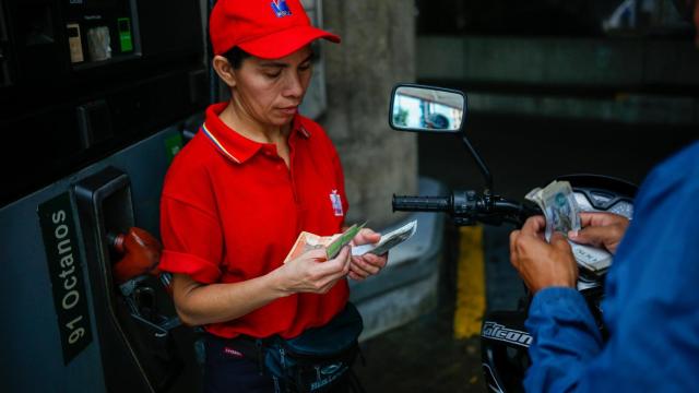 El bajo precio de la gasolina en Venezuela atrae a los colombianos a la frontera.