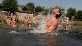 Un hombre se refresca en la zona fluvial del río Miño y las termas de A Chavasqueira, en Orense.
