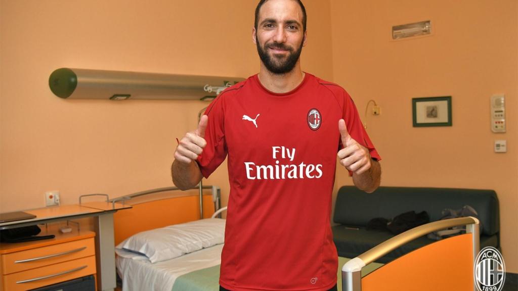 Higuaín, posando con su nueva camiseta. Twitter:(@acmilan)