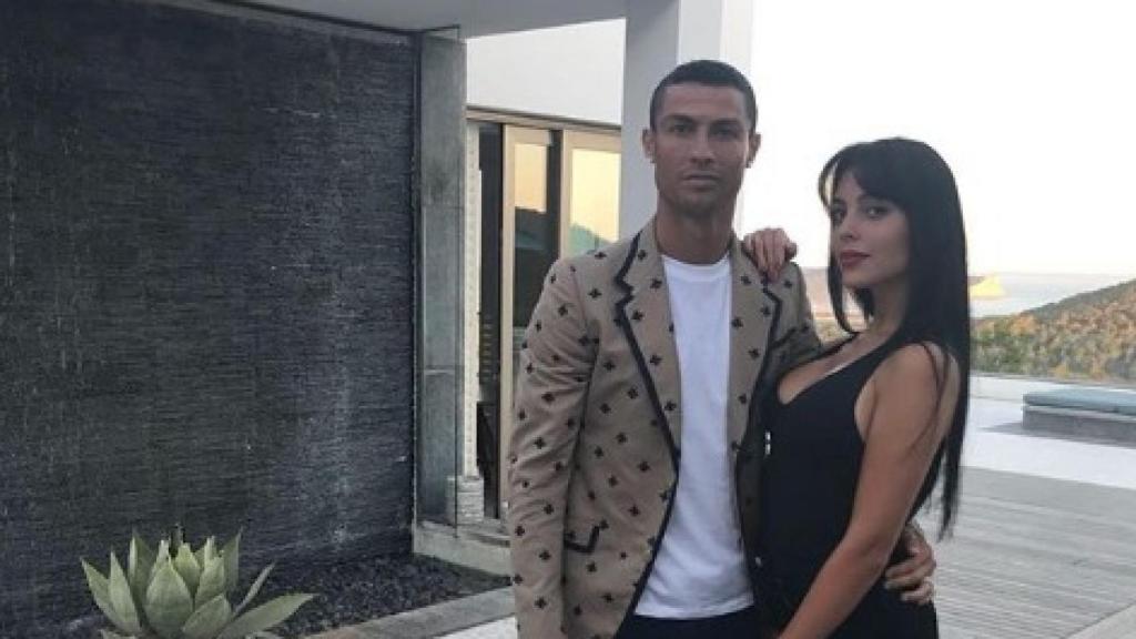 Cristiano Ronaldo posa junto a su pareja, Georgina. Foto: Instagram (@cristiano)