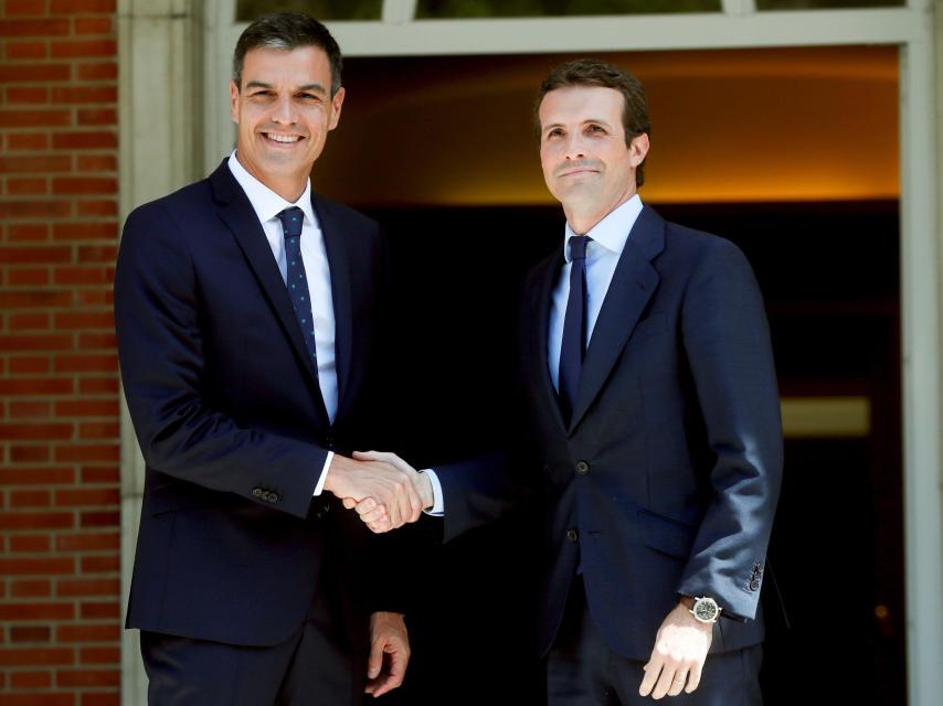 Pedro Sánchez, junto a Pablo Casado este jueves en Moncloa.