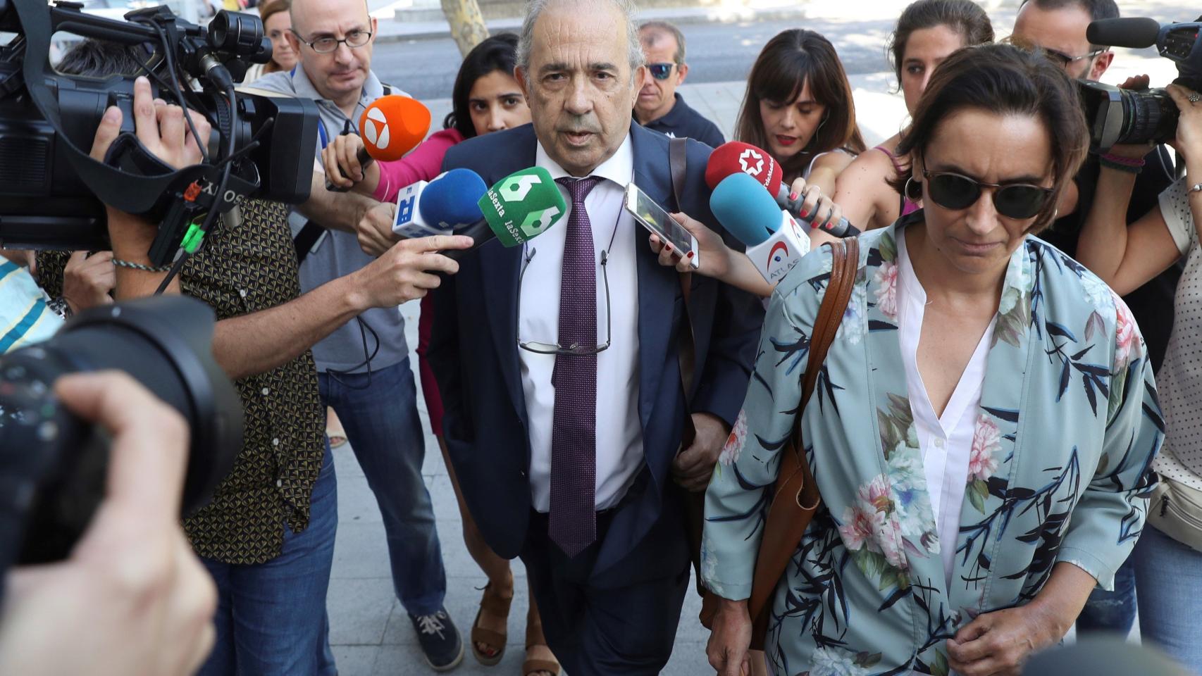 El exdirector del Instituto de Derecho Público de la Universidad Rey Juan Carlos, Enrique Álvarez Conde (c), a su llegada hoy a los juzgados de Plaza de Castilla en Madrid.