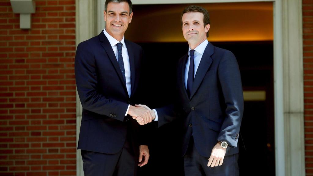 Pedro Sánchez saluda a Pablo Casado en la entrada del Palacio de la Moncloa el 2 de agosto.