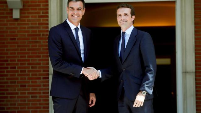 Pedro Sánchez saluda a Pablo Casado en la entrada del Palacio de la Moncloa el 2 de agosto.