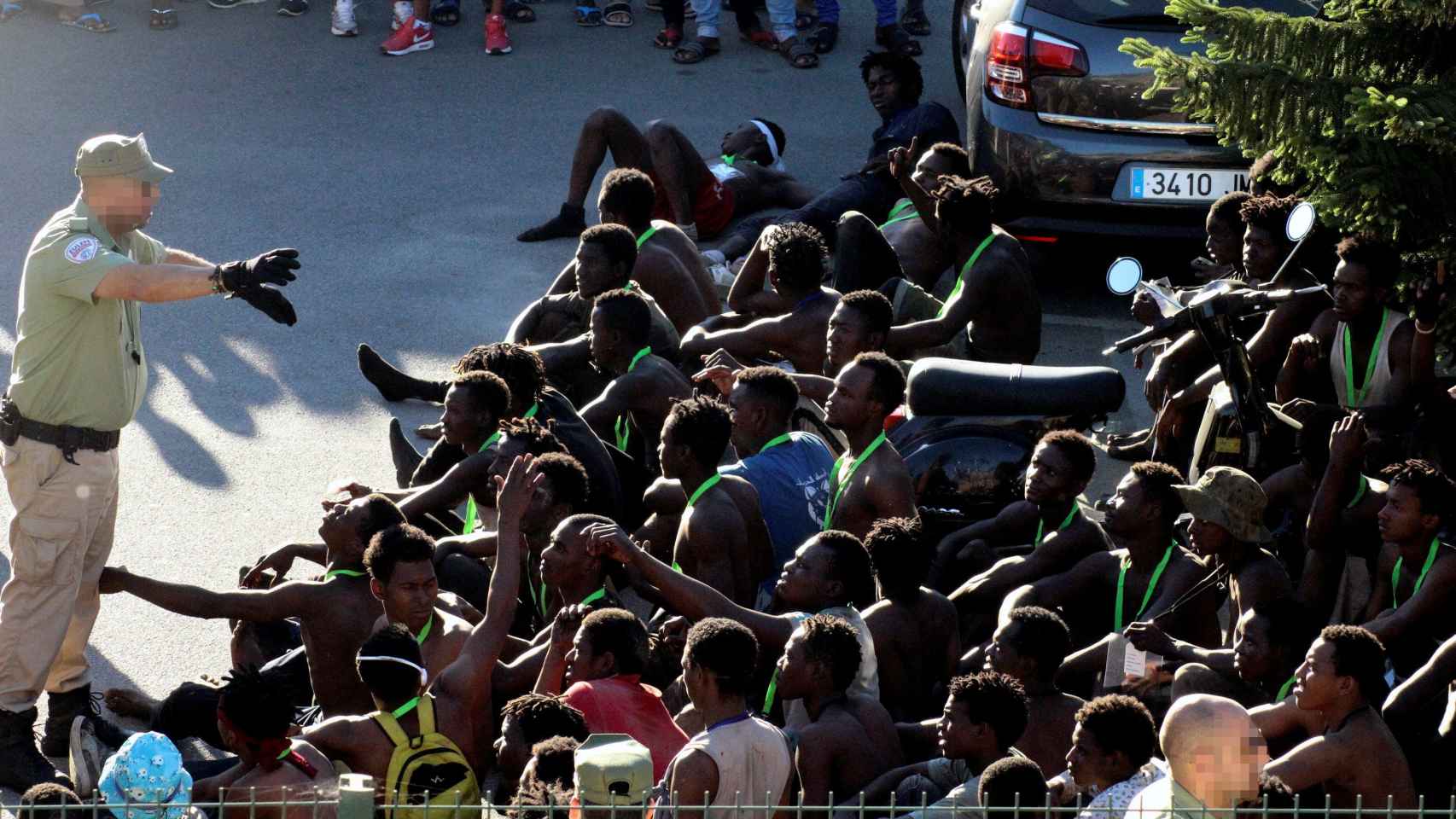 Grupo de inmigrantes subsaharianos que saltaron la valla en Ceuta el pasado jueves.