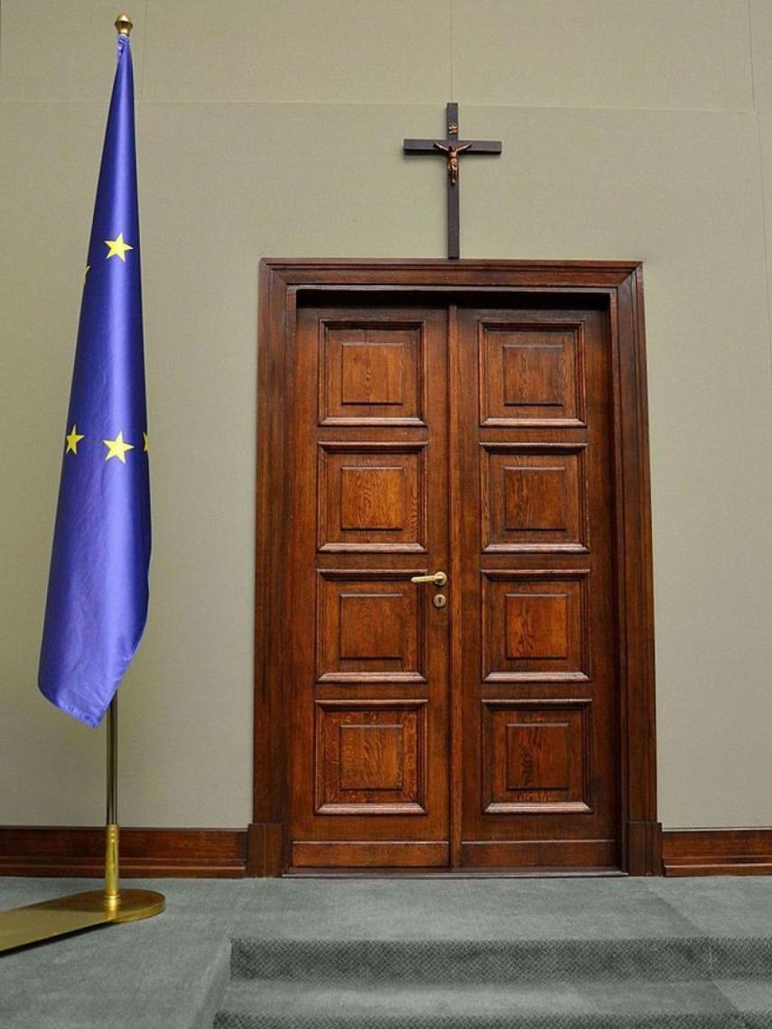 Una cruz en el Parlamento polaco.