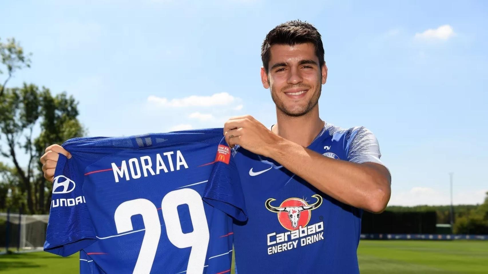 Morata posa con su nuevo dorsal en el Chelsea