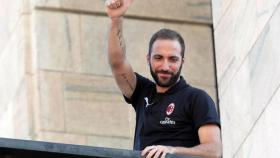 Gonzalo Higuaín saludando a la afición en al Plaza del Duomo